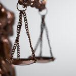 bodegon-con-la-balanza-de-la-justicia