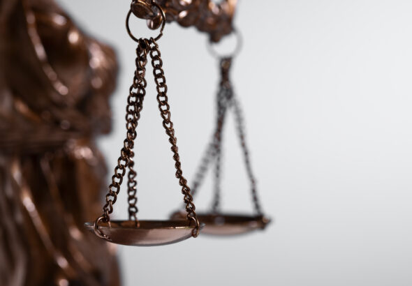 bodegon-con-la-balanza-de-la-justicia