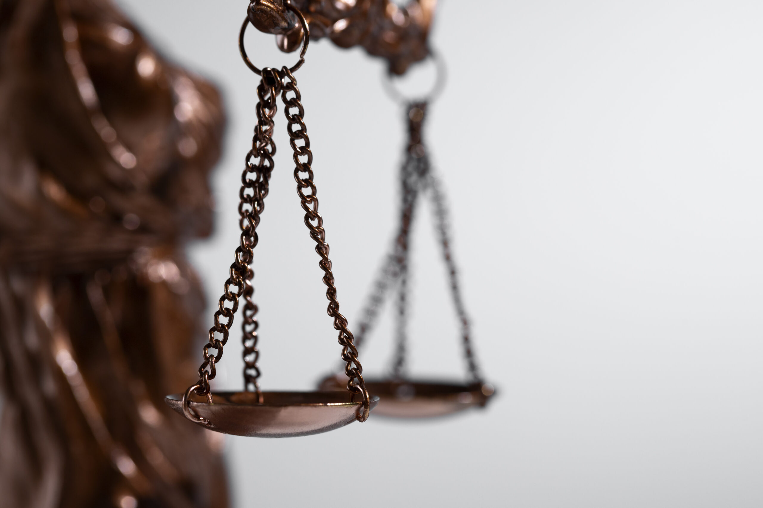 bodegon-con-la-balanza-de-la-justicia