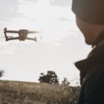 hombre-de-primer-plano-viendo-drone