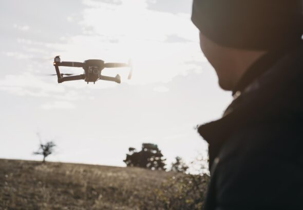 hombre-de-primer-plano-viendo-drone